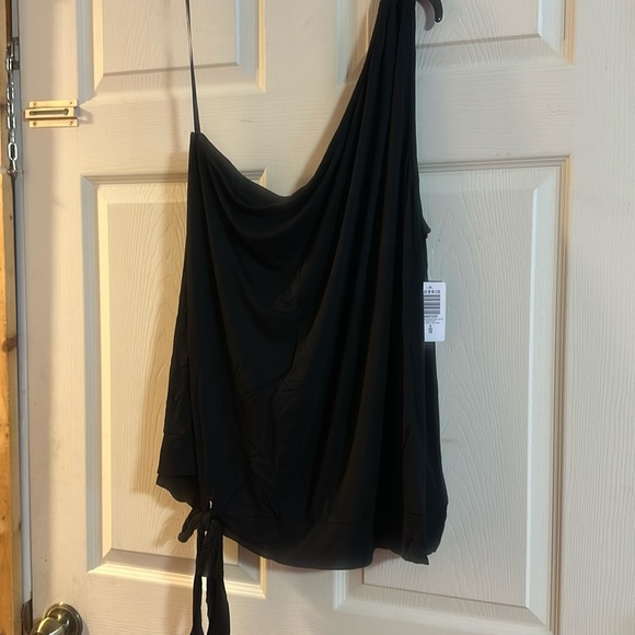 TORRID SUPER SOFT ONE SHOULDER TIE FRONT CROP TOP: BLACK: NEW WITH TAGS: SIZE 5 - Picture 2 of 5